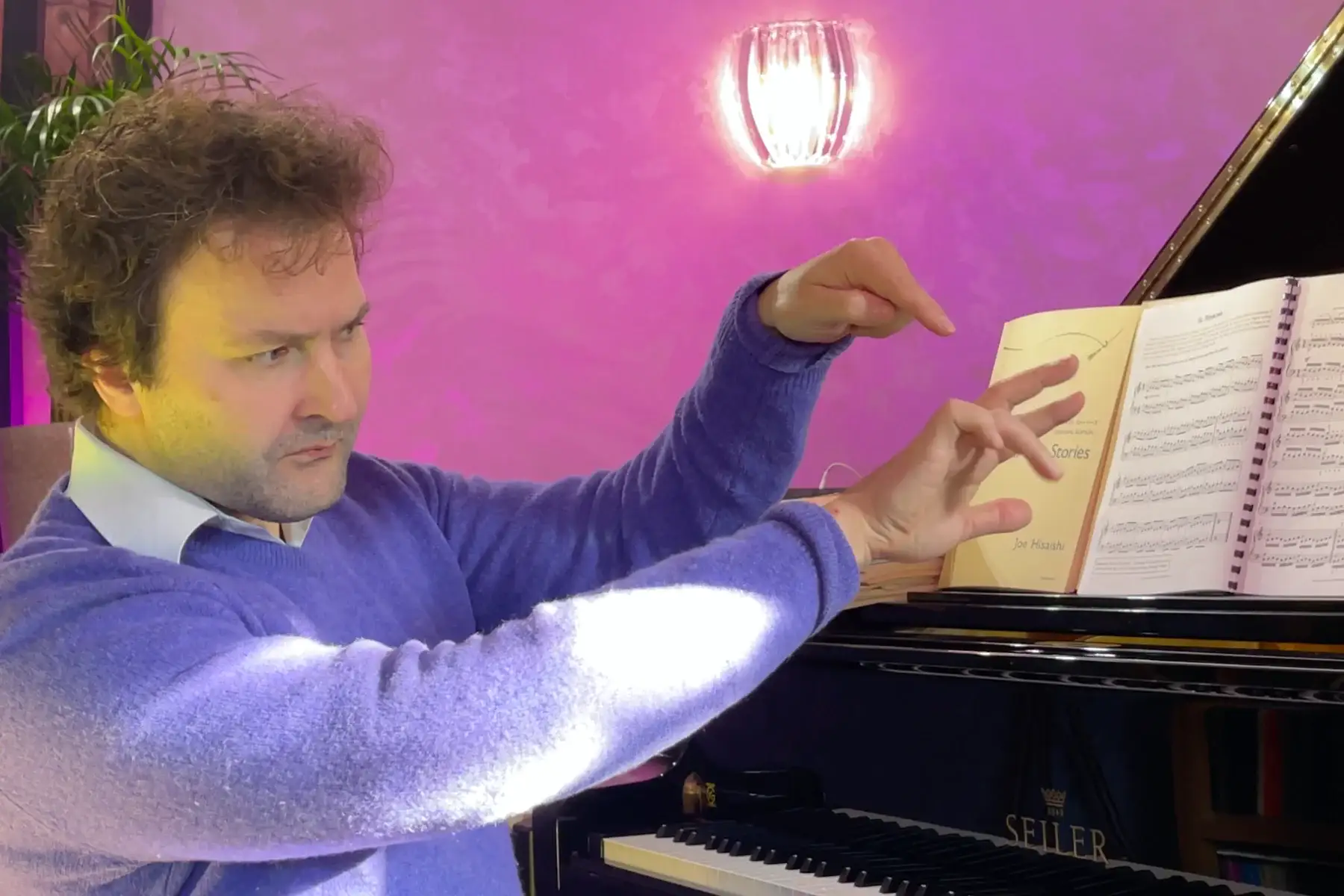 Lars Nelissen demonstrating fourth and fifth finger exercises at the piano