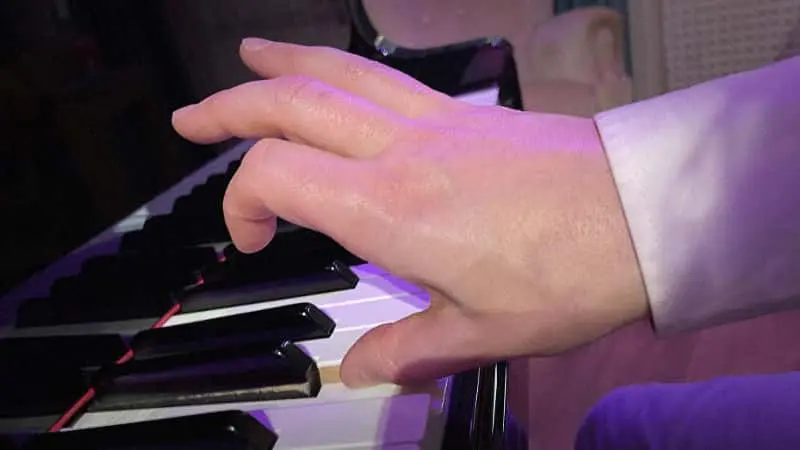 Umbrella Effect — left view of the piano hand position for superfast fingers technique